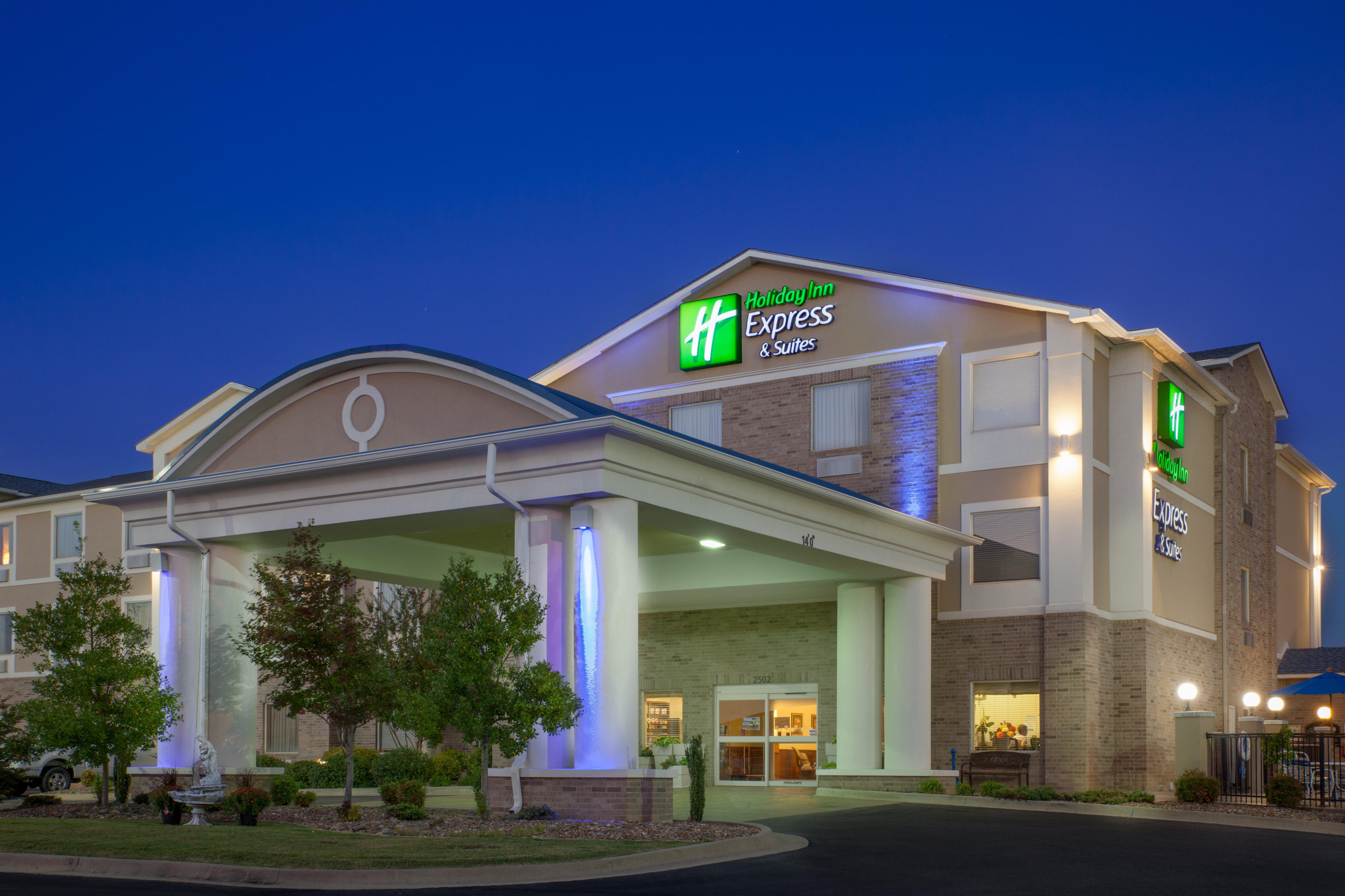 Holiday Inn Express Hotel & Suites Clarksville Exterior photo