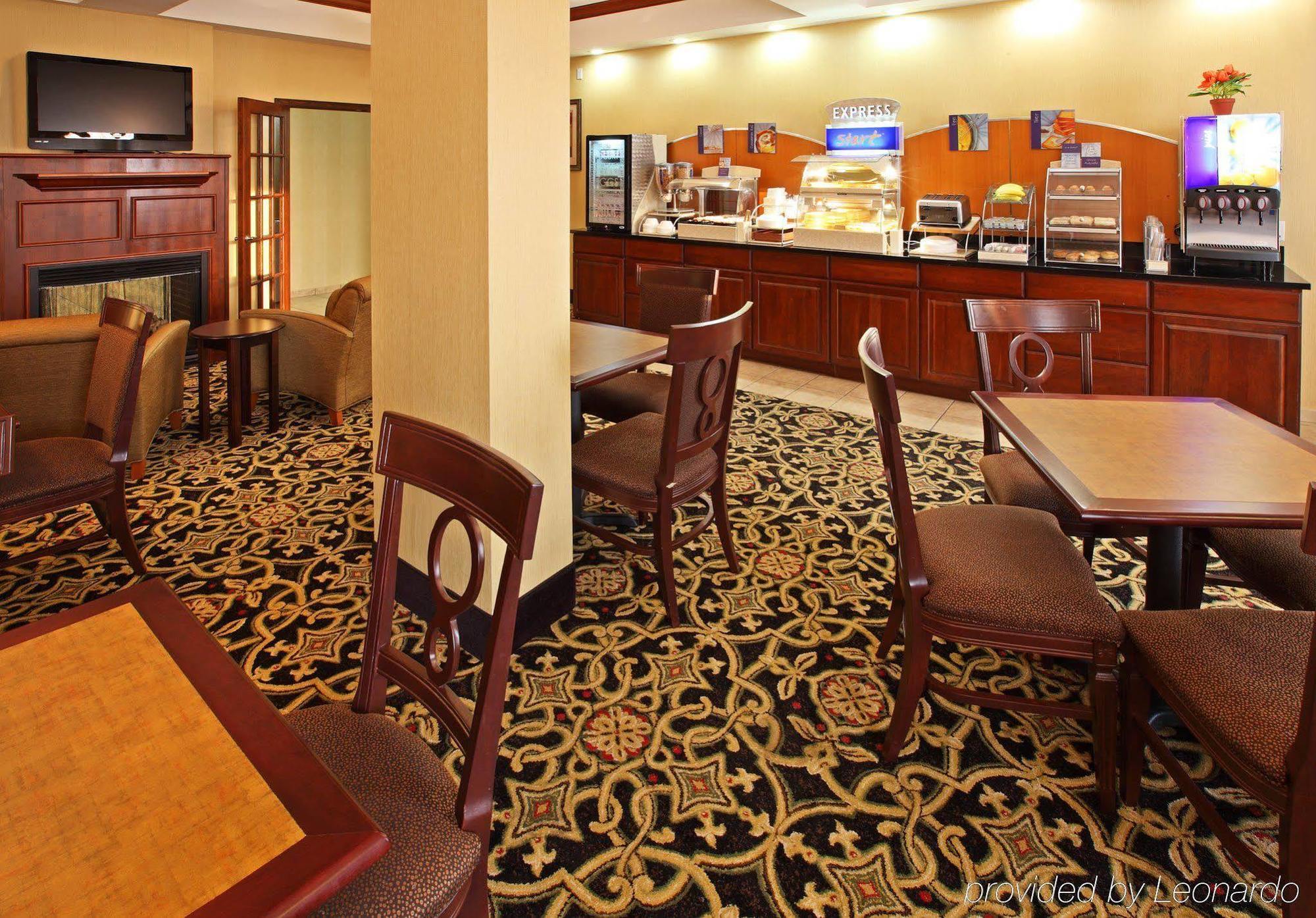 Holiday Inn Express Hotel & Suites Clarksville Exterior photo